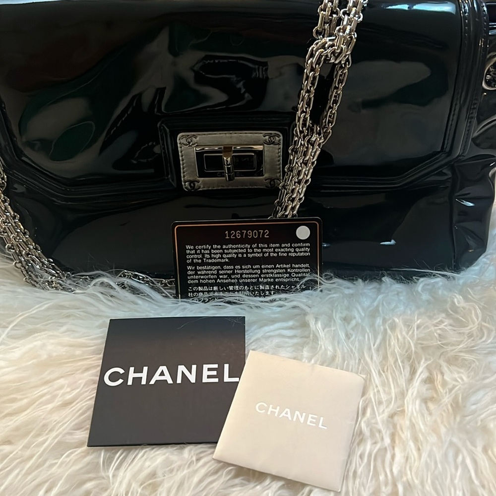 CHANEL patent leather shoulder bag